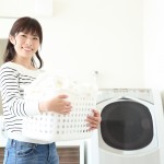 洗濯をする女性のイメージ写真
