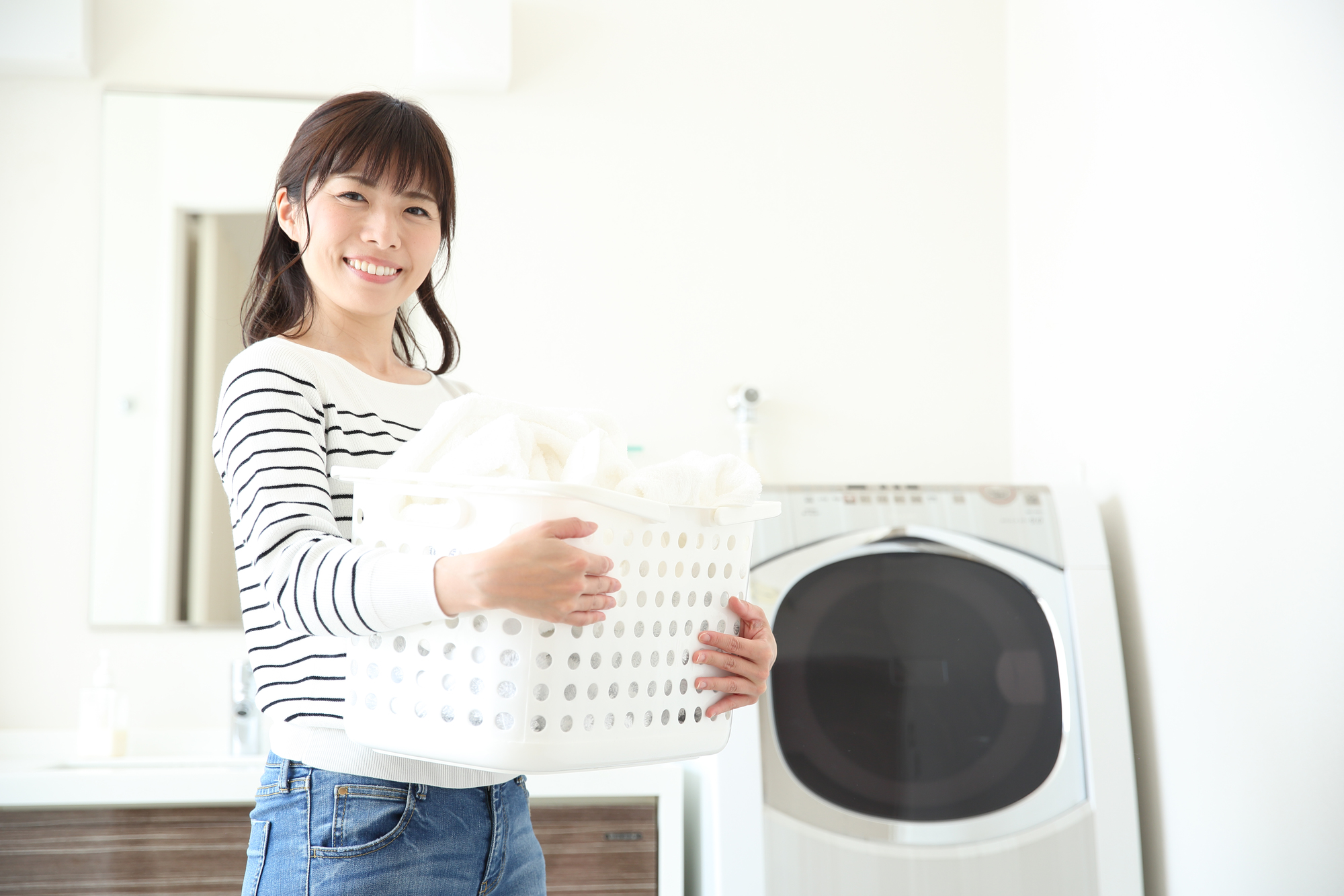 洗濯をする女性のイメージ写真