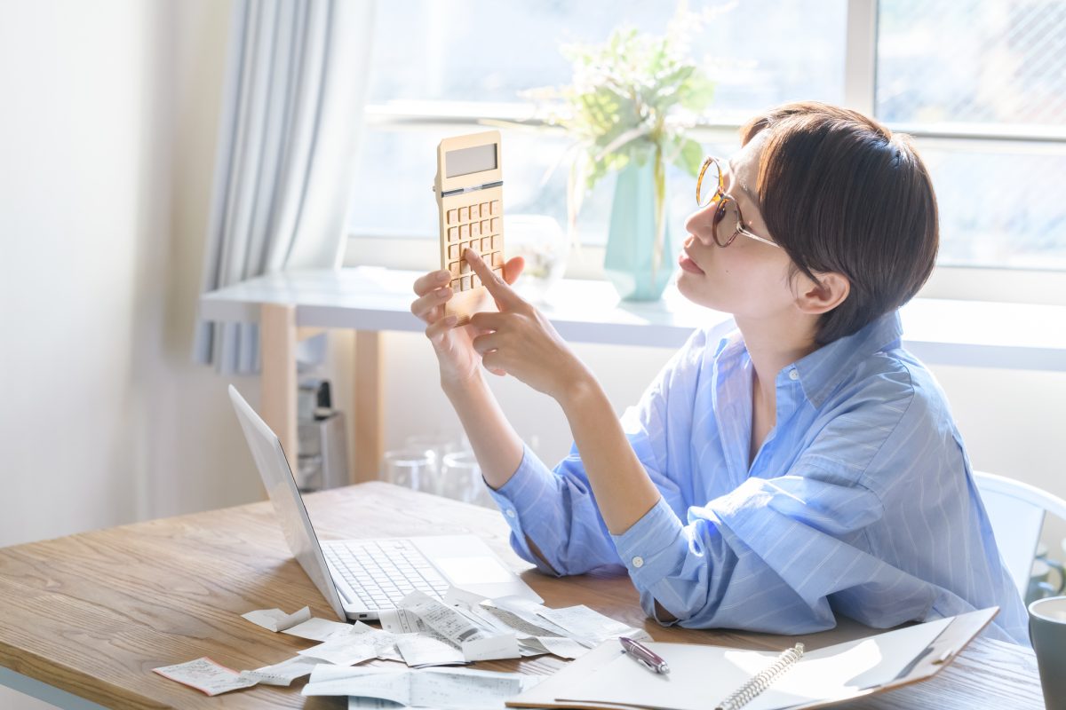 家計管理をする女性